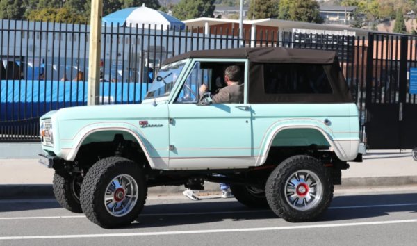 Бен Афлек е запален колекционер на автомобили с дълъг списък от скъпи, редки опции. Има електрифициран Ford Bronco. Първото поколение на този звяр беше подарък за рождения му ден от Дженифър за 465 000 долара! Той има пробег от около 480 км и 400 к.с. плюси функции като Apple CarPlay и вентилирани седалки. Отделно е персонализиран по вкуса на прочутия актьор.